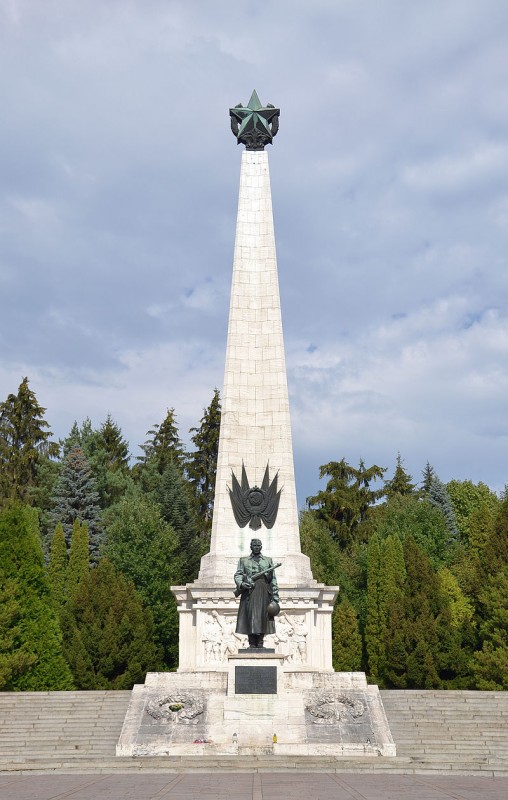 Svidník_-_Vojnový_pamätník_a_cintorín_sovietskej_armády_(by_Pudelek).jpg