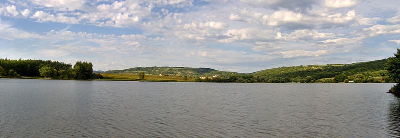 800px-Bátovce-lake-panorama[1].jpg