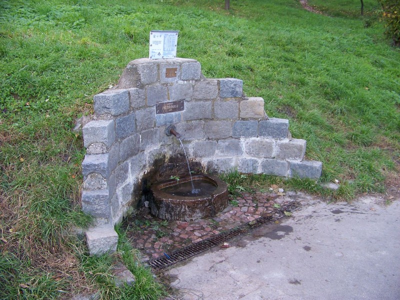 1280px-Studánka_Petřínka.jpg