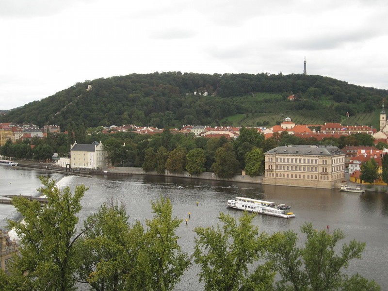 1280px-Petrin_Praha.jpg