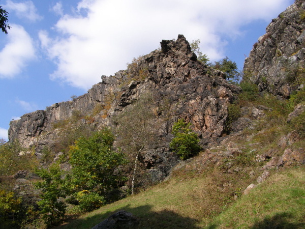 1280px-Divoká_Šárka,_soutěska_Džbán_02.jpg