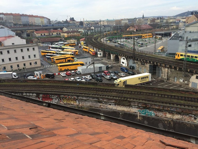 Autobusové_nádraží_Florenc_a_Negrelliho_viadukt_pohled_z_půdy_západního_křídla_Karlínských_kasáren_2.jpg