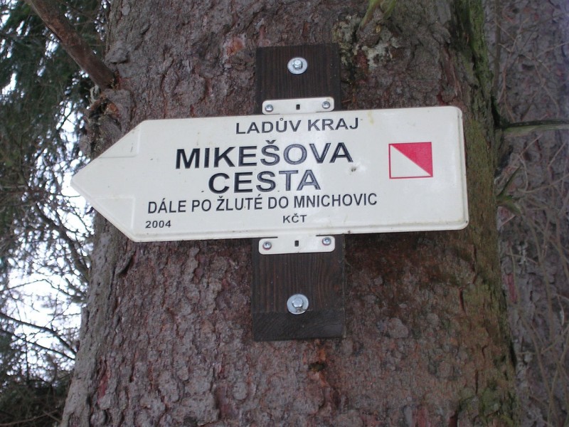 1280px-Mikešova_cesta,_směrovka.jpg