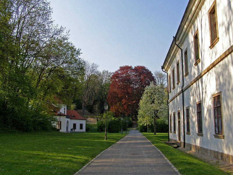 1280px-Břevnovský_klášter,_zahrada_06.jpg