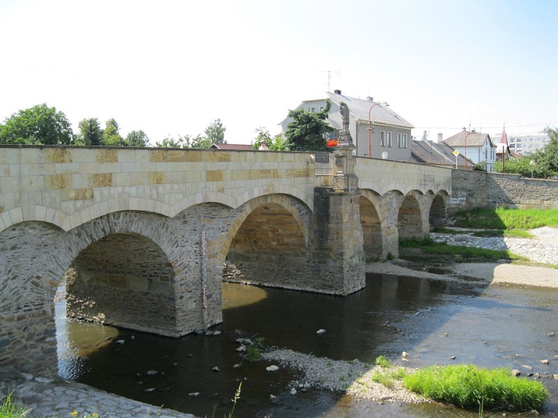 1200px-Silniční_most_se_sochou_sv._Jana_Nepomuckého_(Litovel).JPG