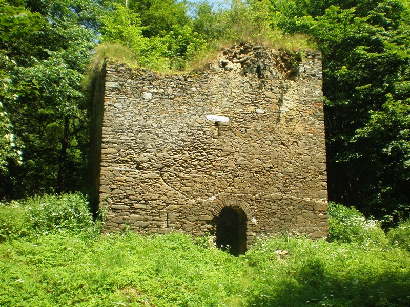 Pomezná_Castle_2010-06-28.jpg