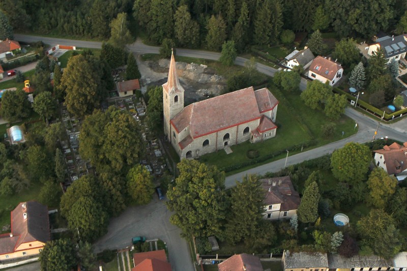 1280px-Kostel_Nanebevzetí_P._Marie_(Mukařov).JPG