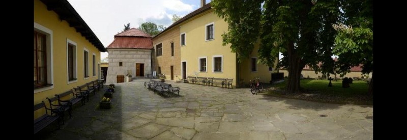 CELAKOVICE_tvrz_panorama.jpg