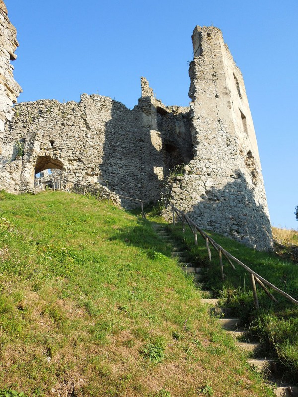 800px-Brekovský_hrad_0003[1].jpg