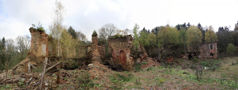 1920px-Zamek-horni-luby-ruina-2011[1].jpg