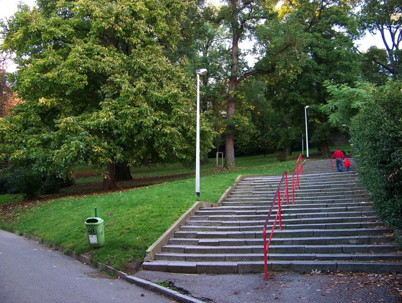 Park_Santoška,_schodiště.jpg