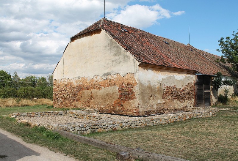 1200px-Znojmo,_Hradiště,_areál_kláštera_(2017-08-05;_03).jpg