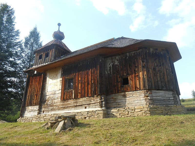 800px-Wooden_church_Šmigovec[1].jpg