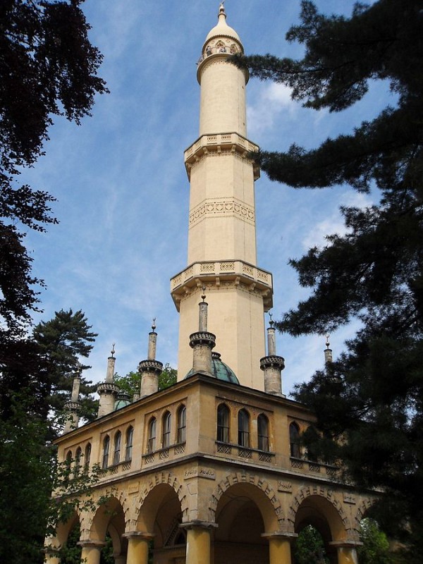 675px-Lednice,_minaret_(02).jpg