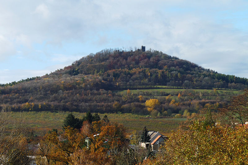 800px-Klášterec_nad_Ohří,_Šumburk_ze_zámku_01[1].jpg