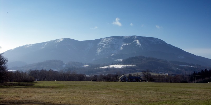 Smrk_(Moravian-Silesian_Beskids,_CZE)_-_mountain_in_early_spring.jpg