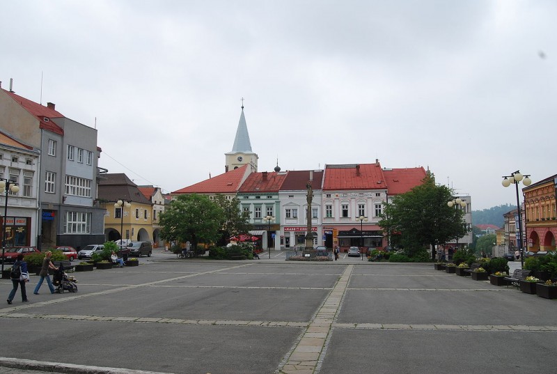 1280px-Náměstí_ve_Valašském_Meziříčí_2.jpg