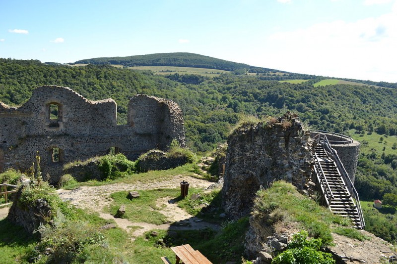 1024px-Šiatorská_Bukovinka_-_hrad_Šomoška_-_nádvorie_horného_hradu[1].jpg