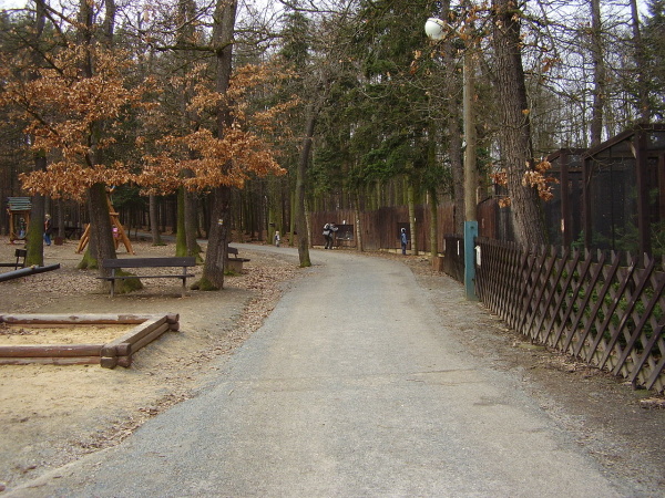 1280px-Zoo_Malá_Chuchle,_cesta_kolem_hřiště.jpg