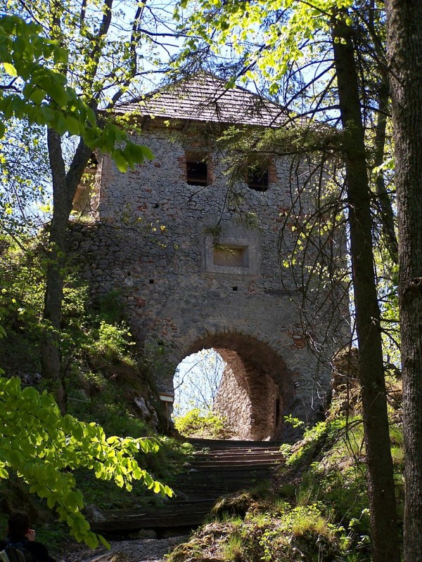 768px-Muráň_Castle_gate_02[1].JPG