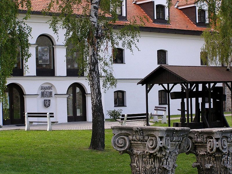 800px-Levicky_hrad_muzeum[1].jpg