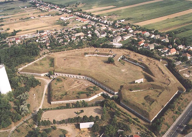 800px-Dél-Komárom_-_the_fortress_Ingmánd[1].jpg