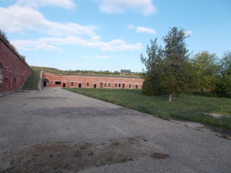 800px-Large_courtyard_(NW),_Old_Fortress_in_Komárno,_Slovakia[1].jpg