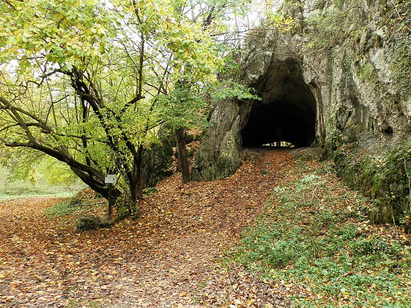 800px-Tunelovitá_jaskyňa_Čertova_pec_-_panoramio[1].jpg