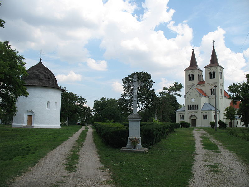 800px-Bény_templomok[1].JPG