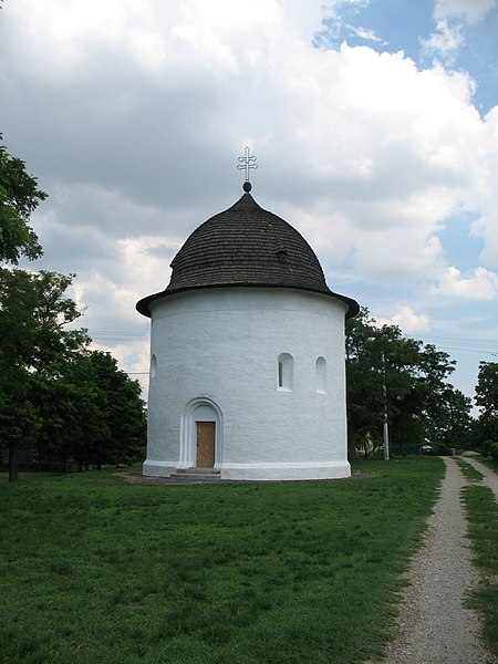 450px-Bény_rotunda_1[1].JPG