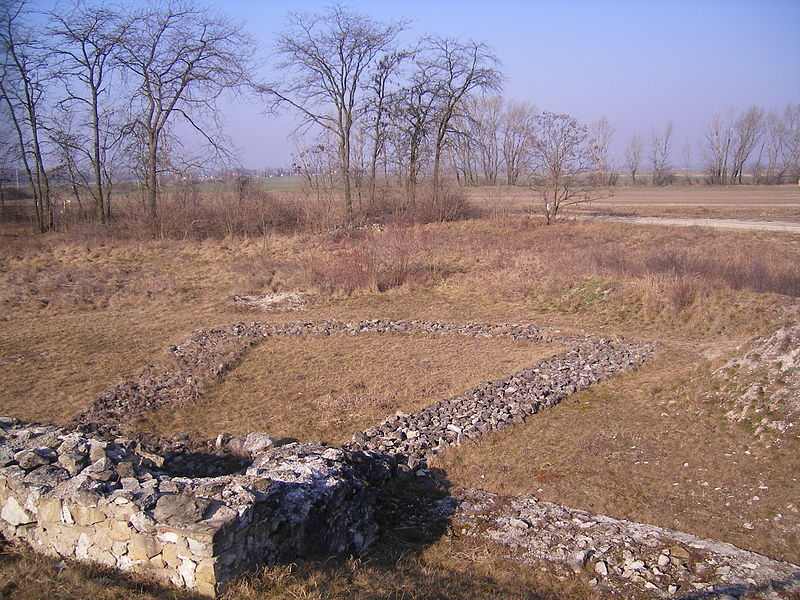 800px-Iža-Leányvár_-_Roman_fort_-_northwest_corner_with_late_Roman_tower[1].jpg
