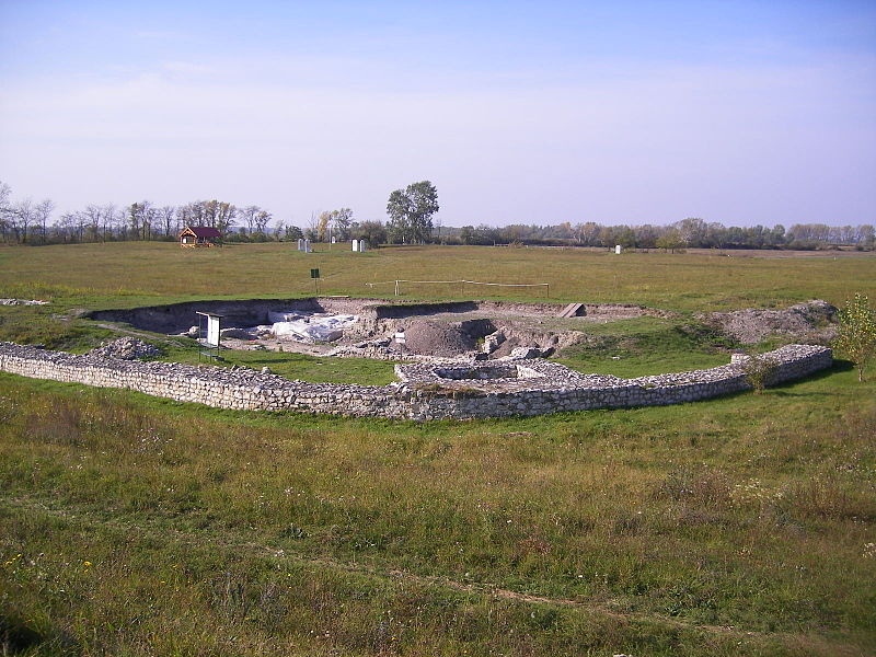 800px-Iža-Leányvár_-_Roman_fort_-_archaeological_excavation_2008[1].jpg