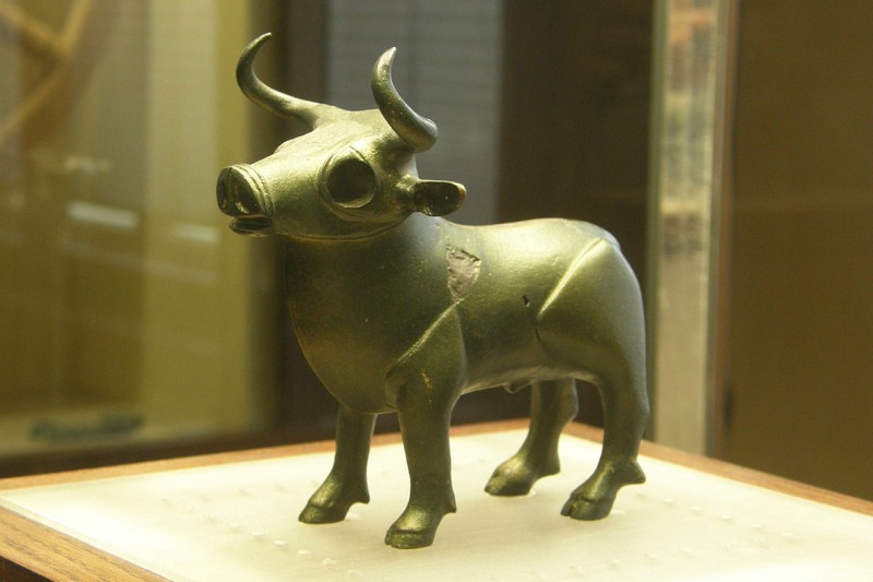 1280px-Bronze_statue_of_a_bull_(Byci_skala).JPG
