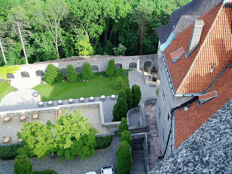 800px-Smolenice_Castle_Gardens[1].jpg