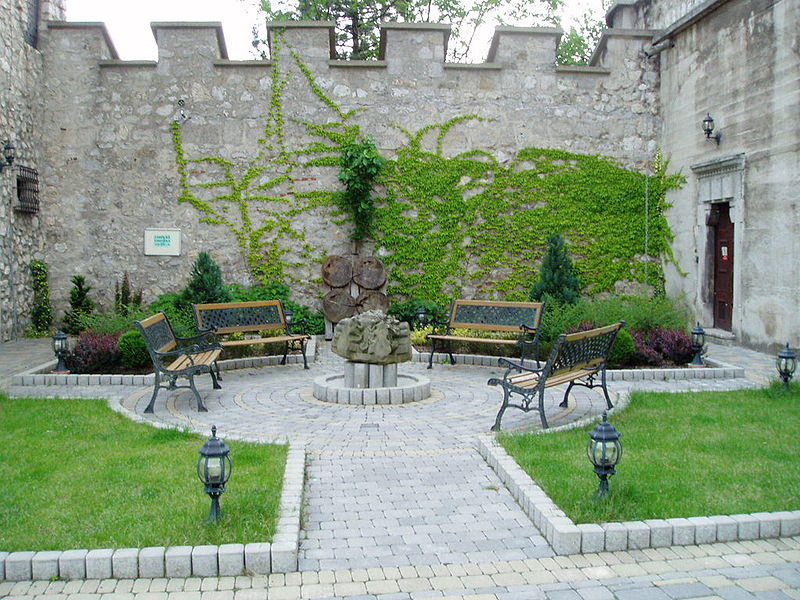 800px-Smolenice_Castle_Garden_with_bench[1].jpg