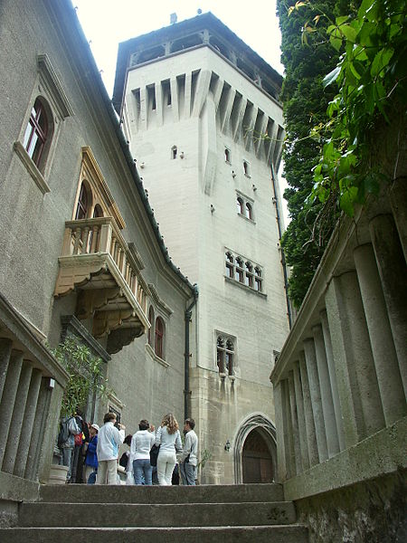 450px-Slovakia_Smolenice_Castle_3[1].JPG