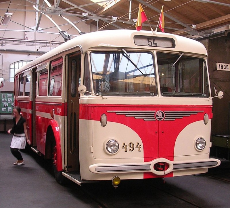 1024px-Střešovice,_trolejbus_Škoda_8Tr.jpg