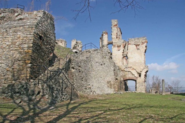 Zřícenina hradu Košumberk.jpg