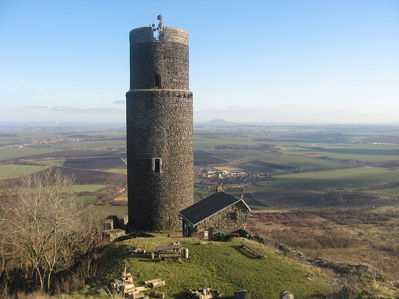 800px-Hazmburk_černá_věž[1].JPG