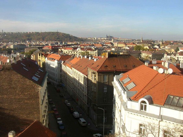 1280px-View_from_walls_of_Vysehrad_towards_Prague_Castle_745.jpg