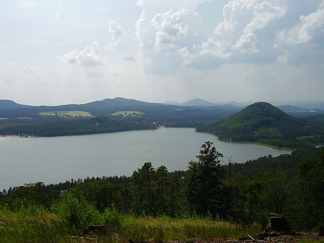 640px-Máchovo_jezero_2.JPG