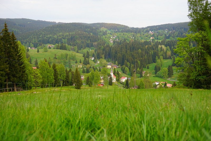 1024px-Neuhammer_oberhalb_der_Kirche[1].JPG