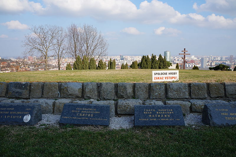 800px-Mass_graves,_Slavín[1].JPG