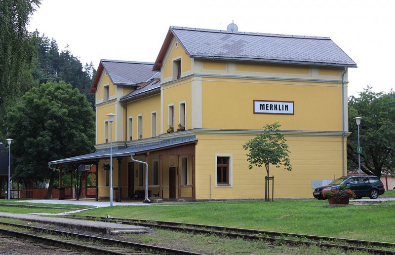 1024px-Merklín,_railway_station[1].jpg