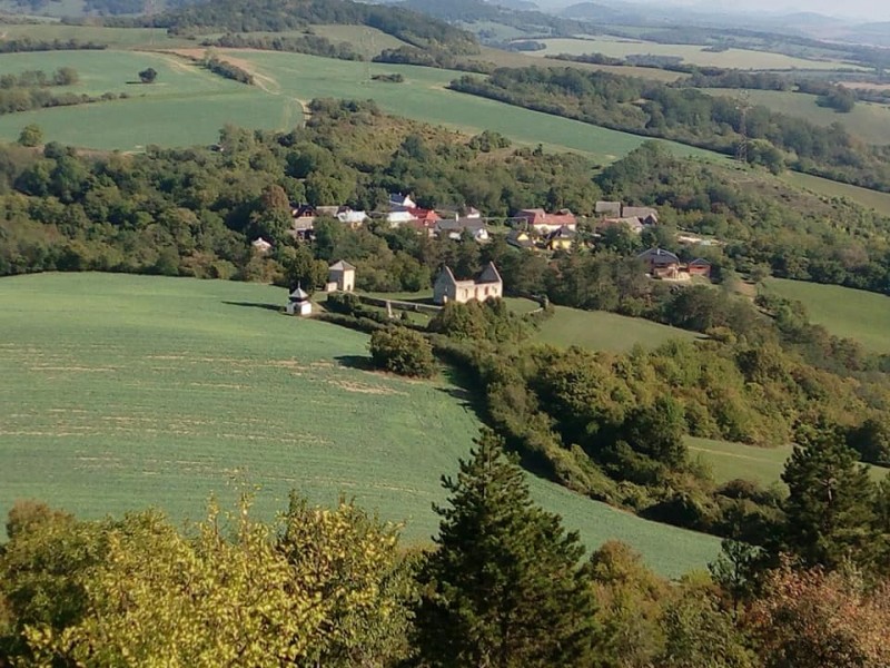 výhliadka a kostol Haluzice.jpg