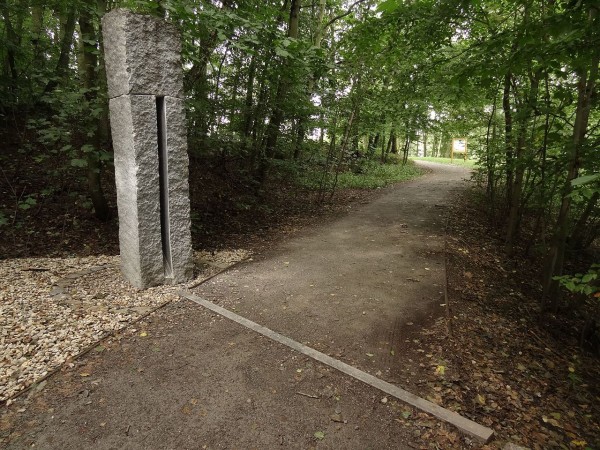 Říčany-Radošovice_-_obelisk_na_50._rovnoběžce.jpg