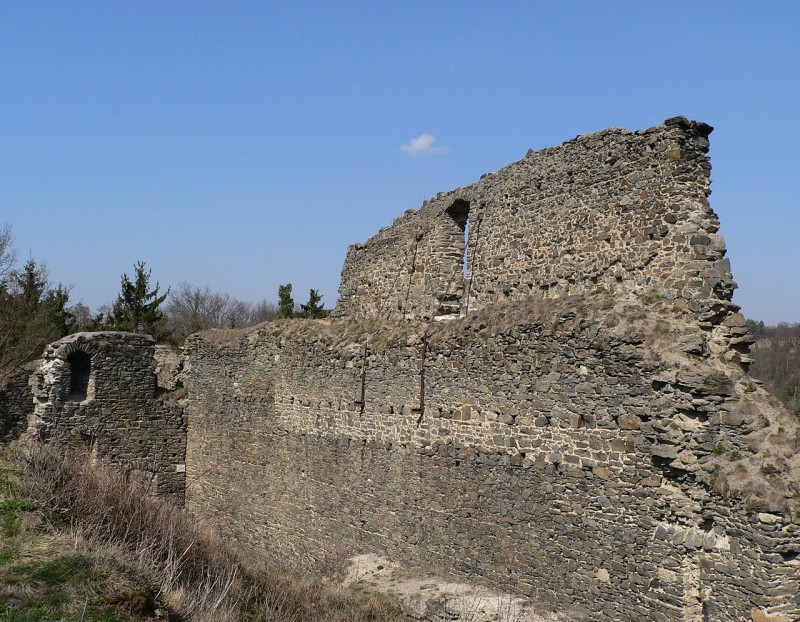 1280px-Buben_castle_ruins_1.jpg