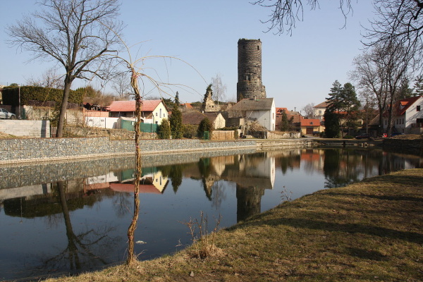 1280px-Hrad_Jenštejn_s_centrem_obce.JPG