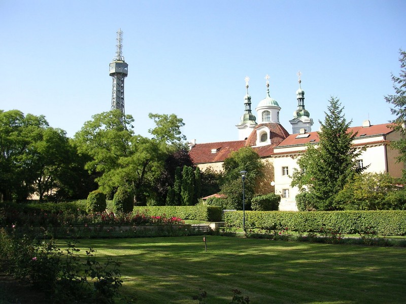 1280px-Petřín_-_Růžový_sad,_rozhledna,_kostel_svatého_Vavřince.jpg