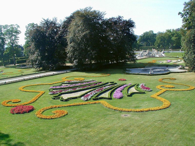 zamek-cesky-krumlov_zamecka-zahrada_dolni-parter-iii.-terasa-zamecke-zahrady-_ornamentalni-kvetinova-vysadba.jpg
